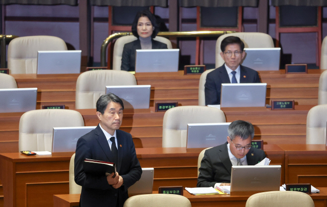 본회의 참석하는 이주호 부총리<YONHAP NO-4438>