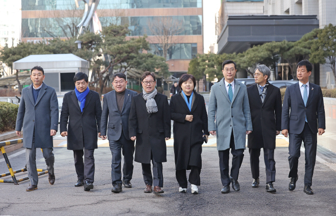 '폭력 난동 사태' 복구 중인 서부지법 방문한 민...<YONHAP NO-3192>