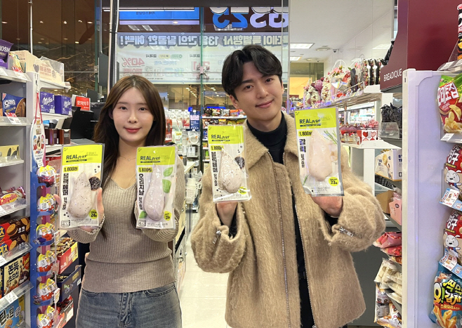 사진1_모델이 GS25 '리얼프라이스 닭가슴살'을 소개하고 있다