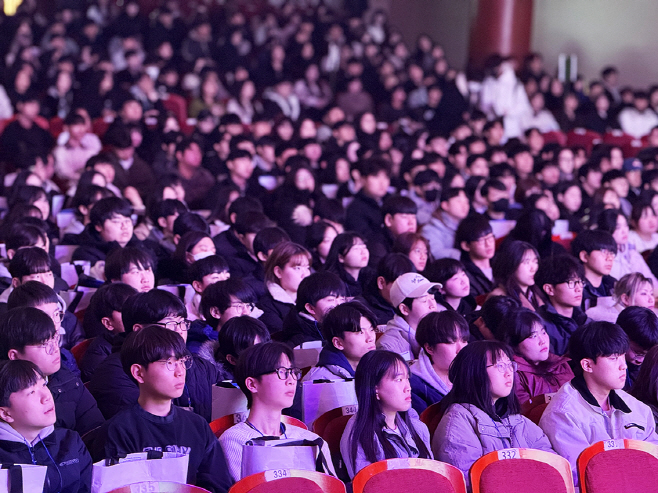 성결대 OT 설명듣는 신입생