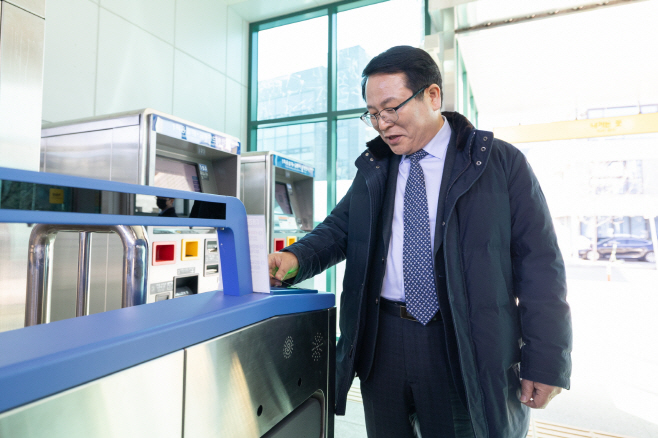 경산역에서 교통카드를 찍는 정헌율 익산시장)