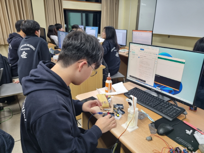 광양제철고 (SW융합메이커톤) 교내 대회에서 코딩을 통한 하드웨어 메이킹 활동 (1)