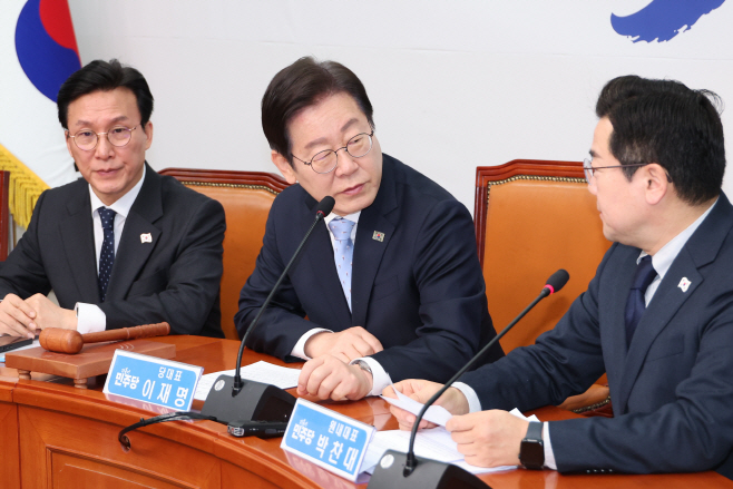 박찬대 원내대표와 대화하는 이재명 대표<YONHAP NO-2562>