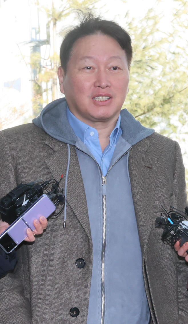 취재진 질문에 답하는 최태원 회장<YONHAP NO-2594>