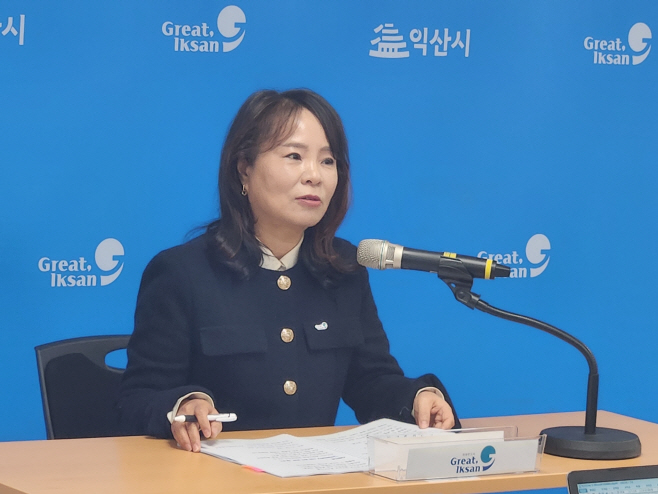 0_김영희 복지교육국장 브리핑 모습