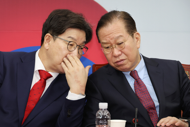 귀엣말 하는 권영세 비대위원장
