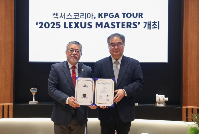 [사진자료] ‘2025 렉서스 마스터즈’ 개최 업무 협약식에 참석한 (좌)김원섭 KPGA 회장 (우)콘야마 마나부 렉서스코리아 대표이사 사장