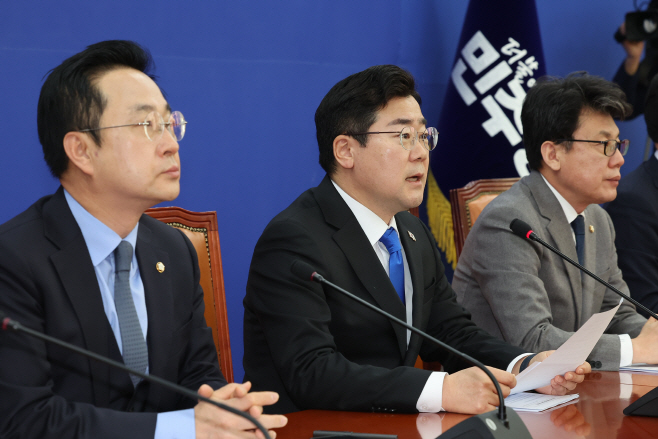 발언하는 박찬대 원내대표<YONHAP NO-3457>