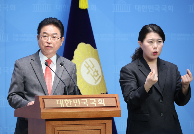 기자회견하는 이철우 경북도지사<YONHAP NO-3488>