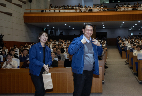 (사진4) 호세 무뇨스 사장이 타운홀 미팅에서 직원이 선물해준 연구소 자켓으로 갈아입은 모습