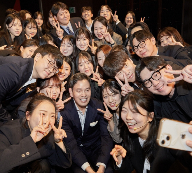 3. 정용진 신세계그룹 회장이 신세계 남산에서 열린 신입사원 수료식에 참석해 신입사원과 셀카를 함께 찍는 모습