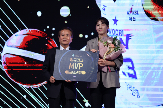 정규리그 MVP, 우리은행 김단비<YONHAP NO-5498>