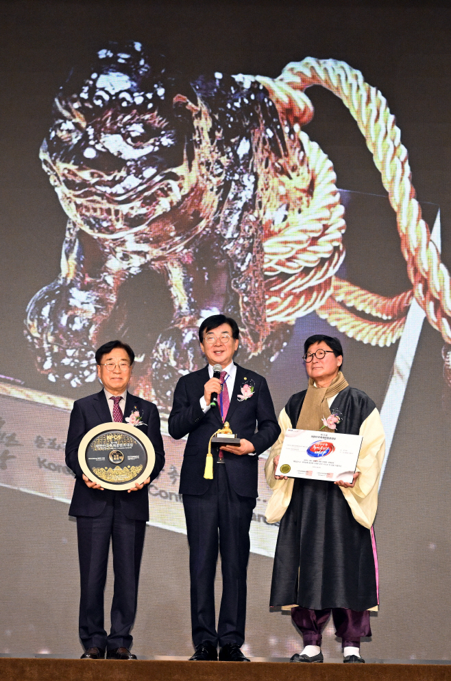 [포토] 대한민국축제콘텐츠대상 수상 소감 밝히는 김성 장흥군수