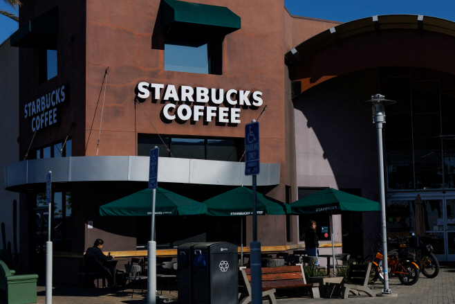 STARBUCKS-LAYOFFS/ <YONHAP NO-0872> (REUTERS)