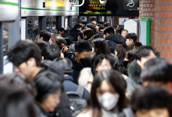 한파에 폭설까지... 붐비는 지하철역<YONHAP NO-2202>