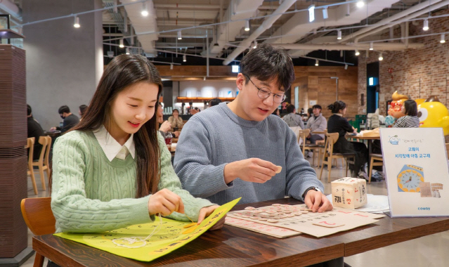 [사진자료2] 코웨이, 시각장애 아동 위한 점자 학습 교구재 제작 봉사활동 진행