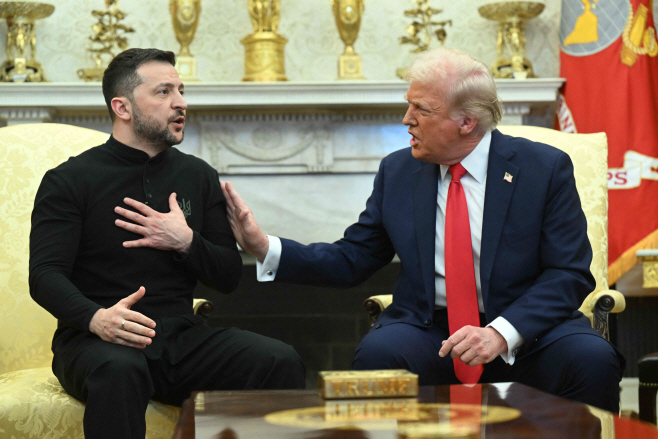 TOPSHOT-US-UKRAINE-DIPLOMACY-TRUMP-ZELENSKY