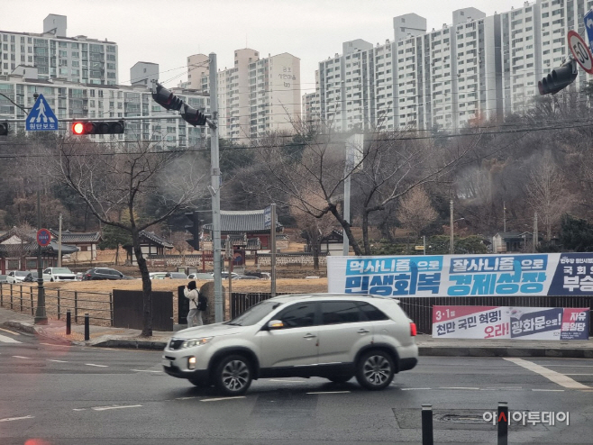 당초 ‘하마비(下馬碑)’ 에서 도로 건너편에 위치한 심곡서원/