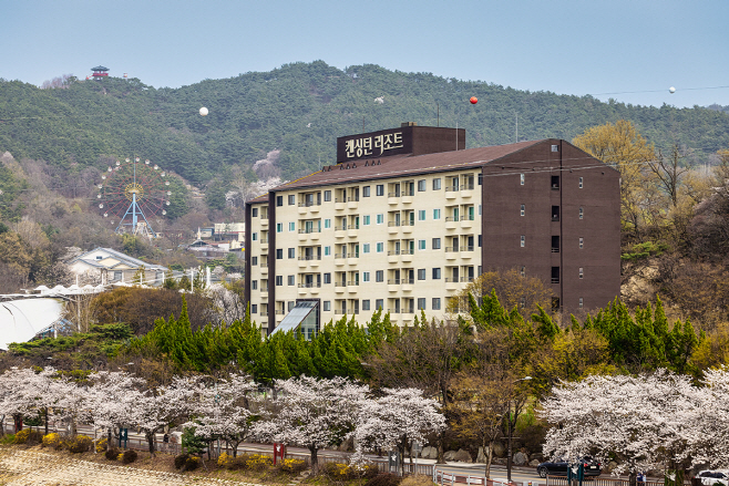 [이랜드파크] 켄싱턴리조트 지리산남원_리조트 앞 벚꽃이 핀 전경