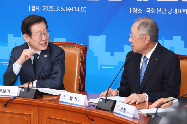 류진 한경협 회장과 대화하는 이재명 대표<YONHAP NO-6339>