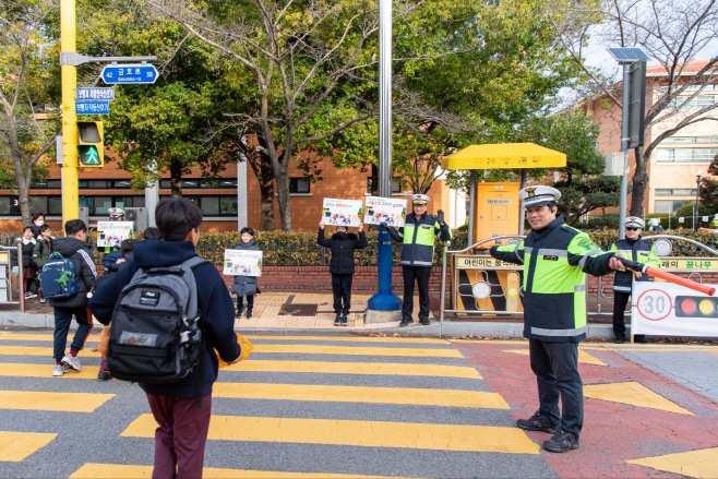 신학기 맞이 초등학교 교통봉사 (3)