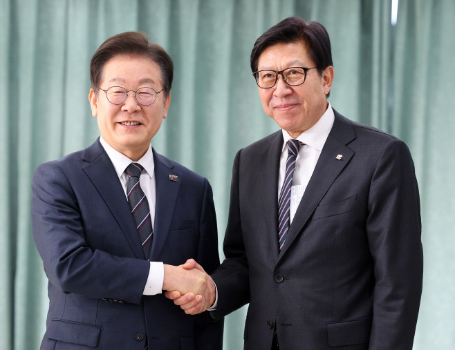 악수하는 이재명·박형준<YONHAP NO-3630>