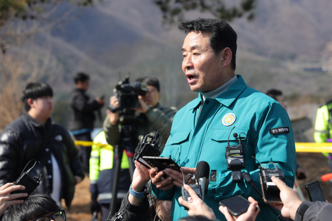 전투기 폭탄 오발 사고 현장 찾은 포천시장