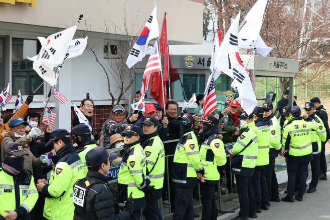 서울구치소 앞 윤 대통령 지지자들<YONHAP NO-3905>