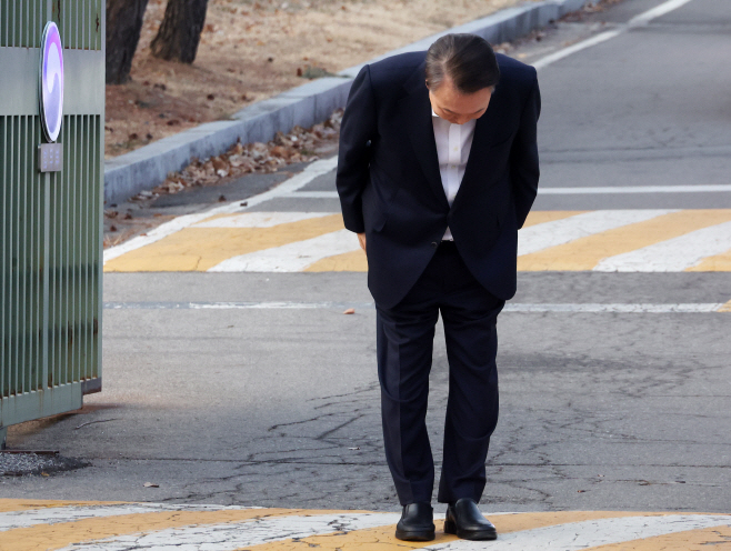 [포토] 허리 숙여 인사하는 윤석열 대통령