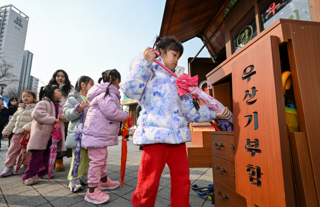 서초구 '바퀴 달린 서초 우산과 칼' 운영