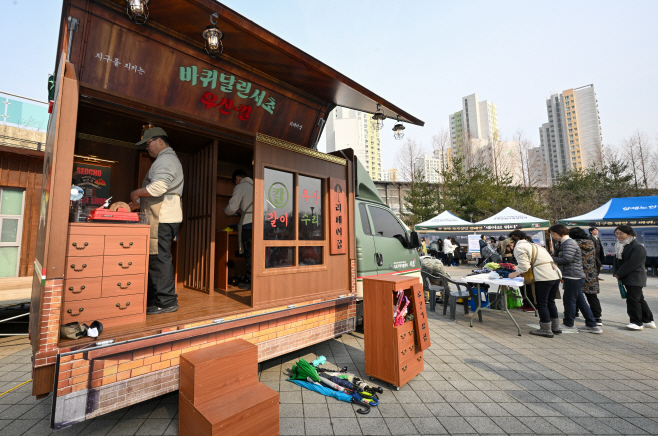 서초구 '바퀴 달린 서초 우산과 칼' 운영