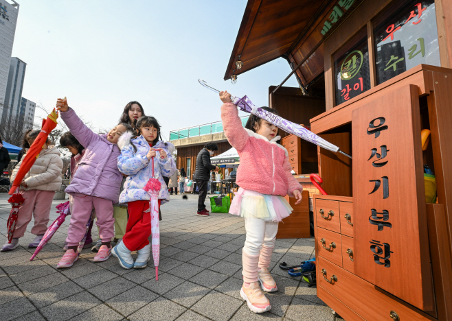 서초구 '바퀴 달린 서초 우산과 칼' 운영