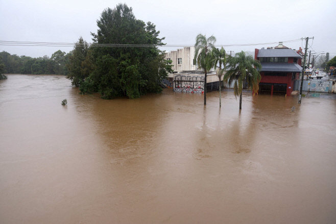 CORRECTION-AUSTRALIA-WEATHER-CYCLONE