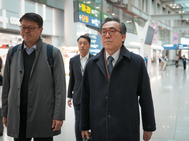 출국하는 조태열 장관<YONHAP NO-3670>