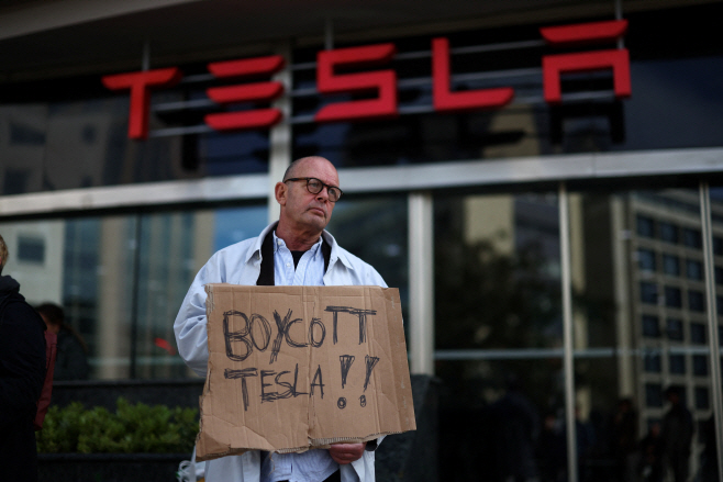 PORTUGAL-PROTESTS/TESLA <YONHAP NO-0724> (REUTERS)