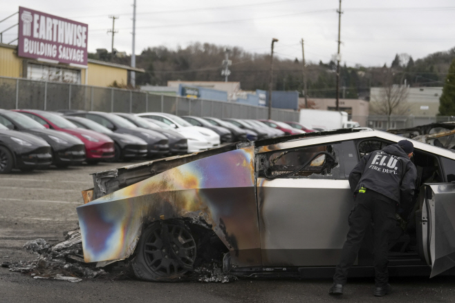 APTOPIX Seattle Tesla Cybertrucks Fire <YONHAP NO-1315> (AP)