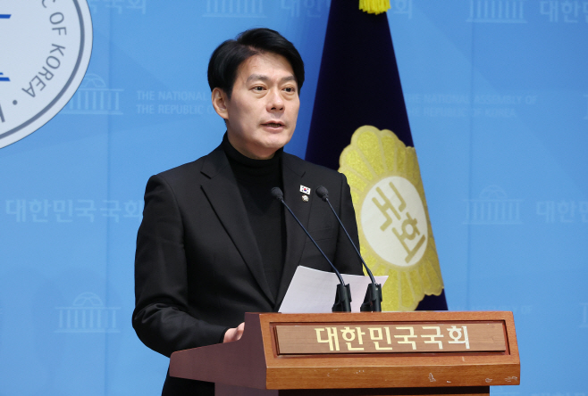 브리핑하는 한민수 대변인<YONHAP NO-3290>