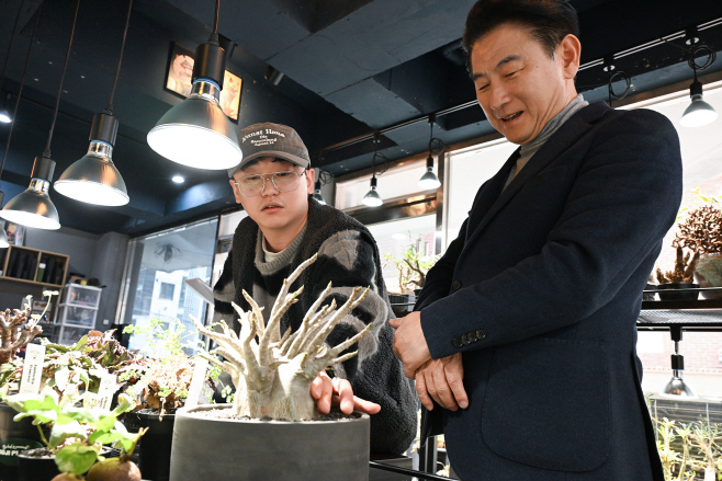 1.기획예산과(김동근 의정부시장, 예술과 결합한 새로운 반려식물 문화 접해)2
