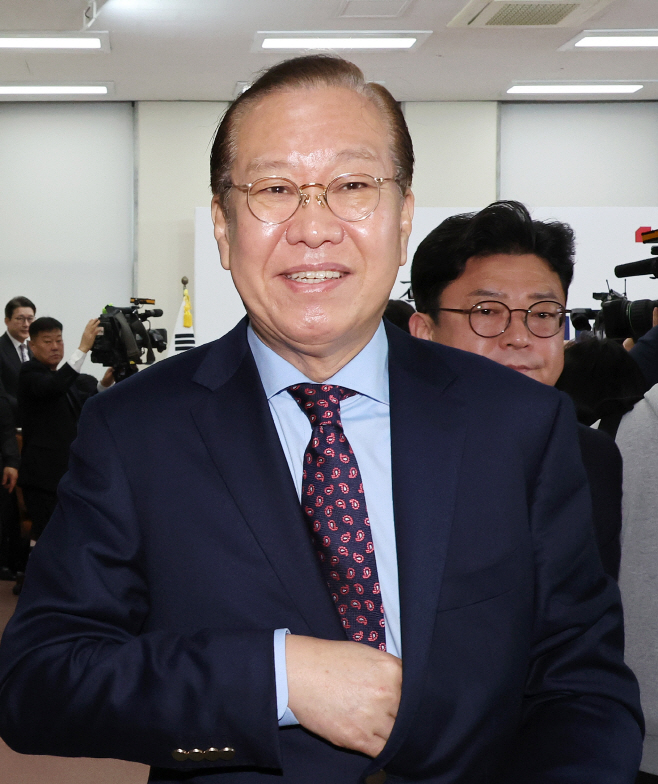 밝은 표정으로 회견장 나서는 권영