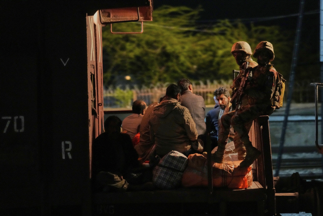 Pakistan Train Attacked <YONHAP NO-0878> (AP)