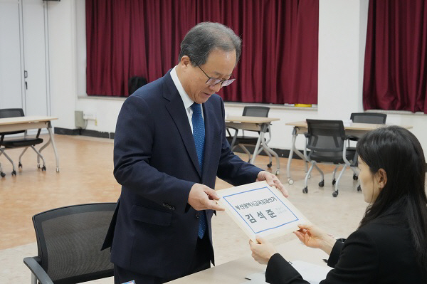 후보 등록하는 김석준후보