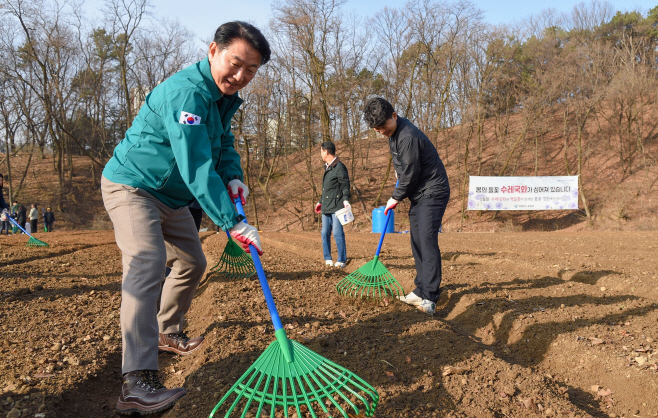 1.녹지산림과(의정부시, ‘의정부럽(Love) 도시숲 프로젝트’로 녹색도시 혁신)5-신곡새빛정원 수레국화 백일홍 파종