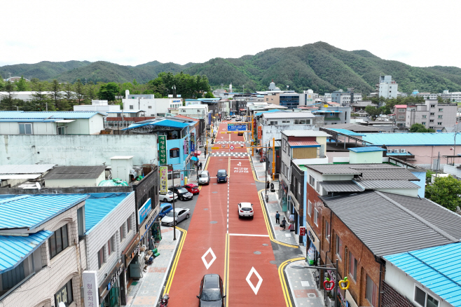 250318보도자료(전선 없는 거리, 스마트 가로등까지[청송군, 안전하고 쾌적한 거리 조성]-청송읍 전선지중화 後)