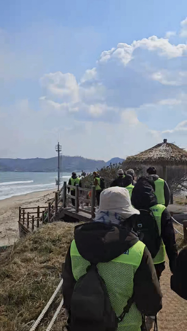 관광객들과 시민들이호미반도 해안 둘레 길을 걷고 있다.