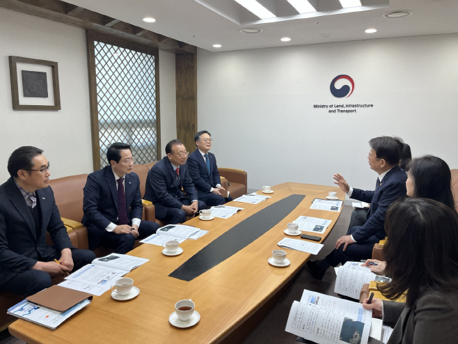 국토부 장관, 섬박람회 기간 국제선 운항 적극 지원)2