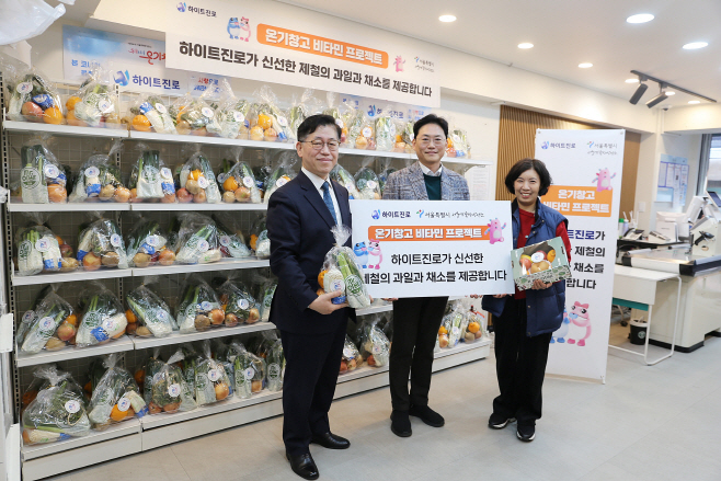 전달식(좌측부텨 정충현 서울시 복지기획관, 하이트진로 정세영 상무, 서울역쪽방상담소 유호연 소장)