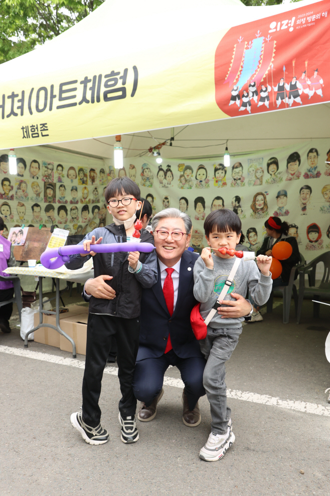 오태완 군수 축제장에서 어린이들과 (1)