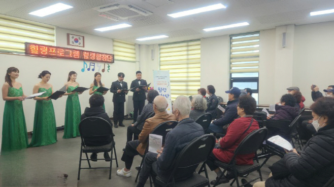 5.동부보건과(의정부시 치매안심센터, 음악으로 치매 극복하는 ‘힐링합창단’ 공연 성료)