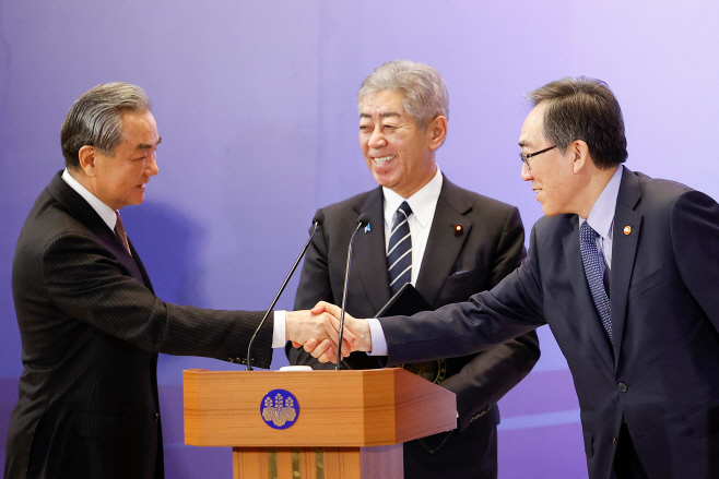 TOPSHOT-JAPAN-CHINA-SKOREA-DIPLOMACY