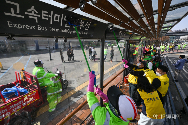 [포토] 서초구, 새봄맞이 고속터미널 일대 대청소